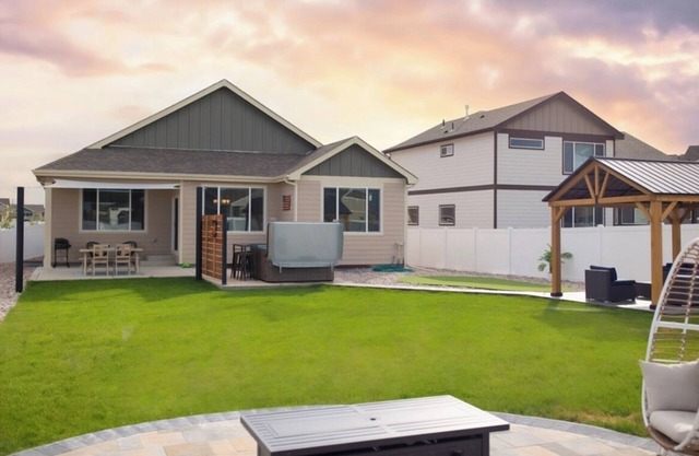 Spacious 5-bedroom house with WiFi, hot tub and game room in Windsor
