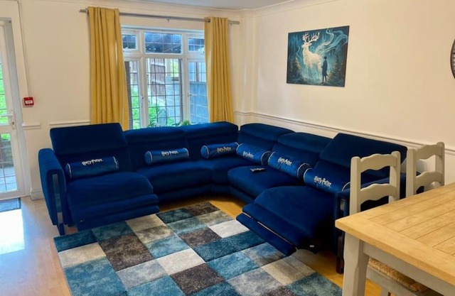 Spacious 5 bedroom House near Watford Junction