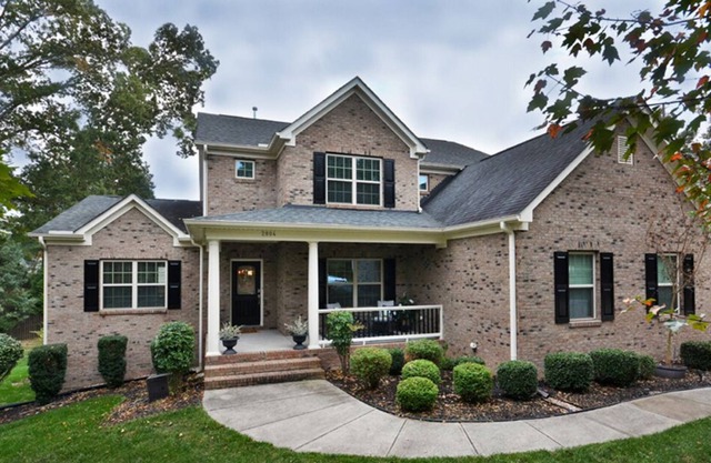 Spacious 5 Bedroom House, Walk to the Eno River & Trails, 10 min from Duke/RTP