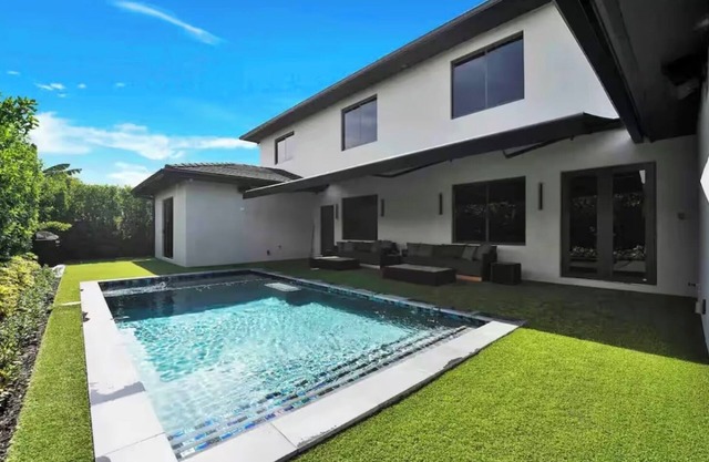 Spacious 5-bedroom house with WiFi, AC in amazing Miami