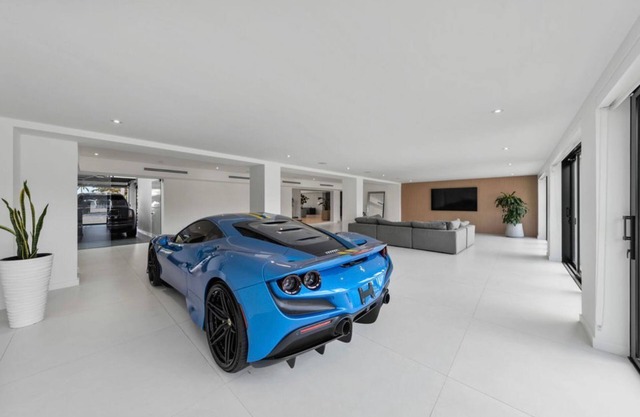 Spacious 5-bedroom house in terrific Miami with fitness room, AC