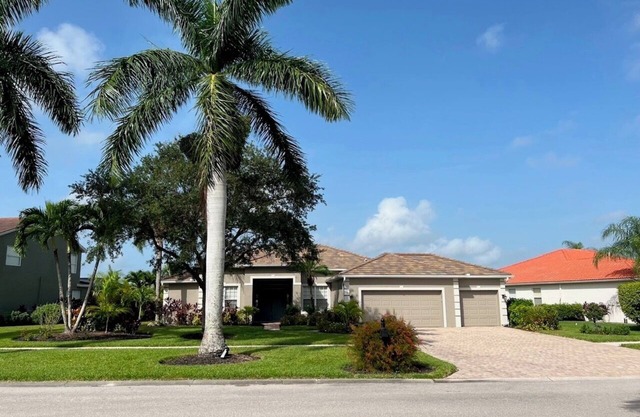 Spacious 5-bedroom house in superb Naples with AC, WiFi, pool and much more.