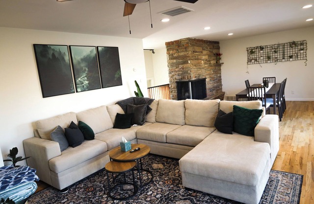 Spacious 5-bedroom house with hot tub, fire pit, and basketball quart in Orem