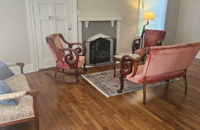 Spacious 5-bedroom Italian Villa from 1875 with modern amenities.