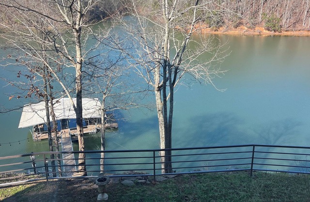 Spacious 5-bedroom Lakehouse, WiFi, AC in charming Bremen Al on Lewis Smith Lake