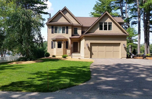 Spacious 5-bedroom retreat on Lake Winnisquam