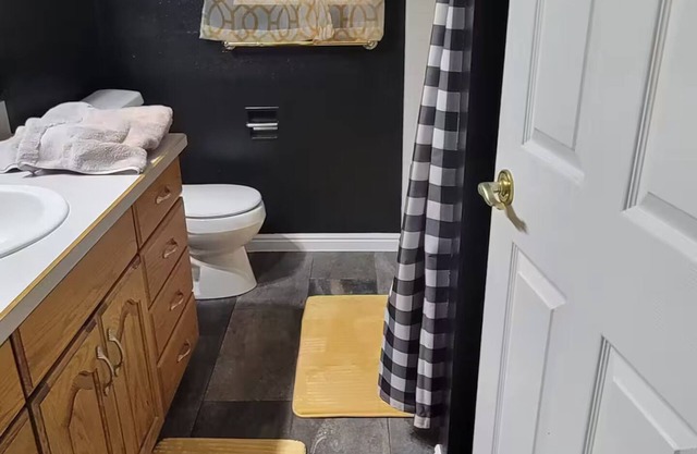 Spacious 5-bedroom, Sleeps 11 Adults and 2 children in beds. Outdoor pets only.
