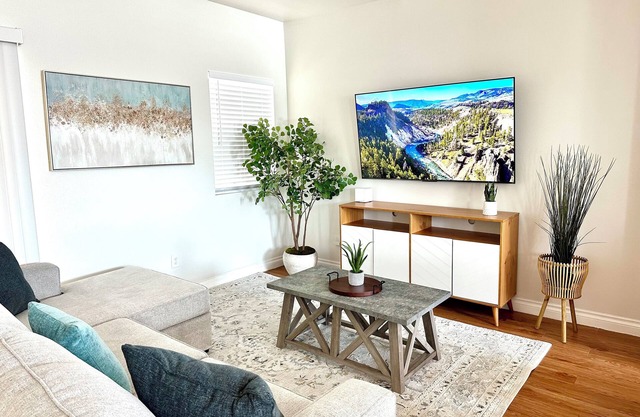 Spacious 5-bedroom townhome in fantastic Placentia with AC, WiFi