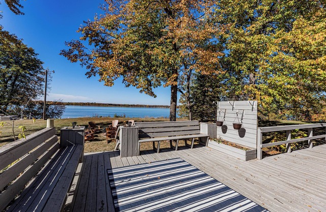 Spacious 5-bedroom house on Deer Lake, with Amazing Sunsets and View of the Lake