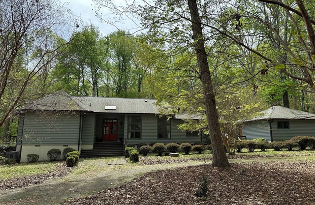 Spacious 5-bedroom house in fantastic Chapel Hill on 2.5 acres w/ WiFi, AC, deck