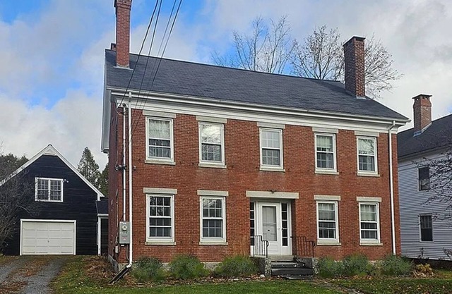 Gorgeous brick 4-bedroom house with WiFi, AC. Walk to marvelous Damariscotta.