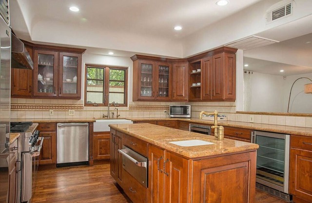 Spacious 5-bedroom house with WiFi, AC in fabulous Los Angeles