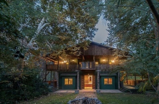 Spacious 5-bedroom Lodge nestled at the Gateway to the Sequoias.