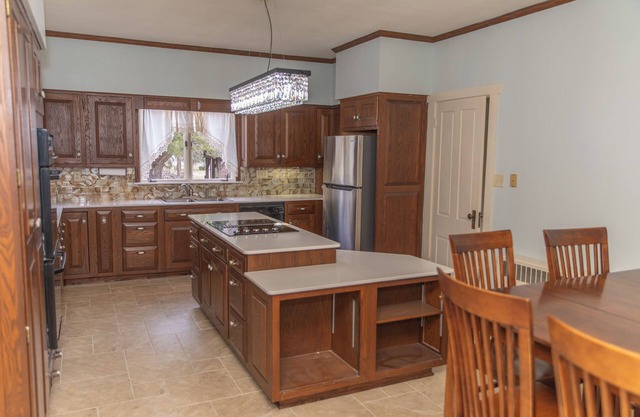 Spacious 5-bedroom house with AC, WiFi in charming West Milton
