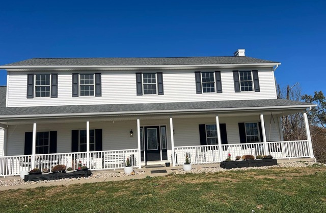 Spacious 5-bedroom country home in serene Williamstown near the Ark and lake