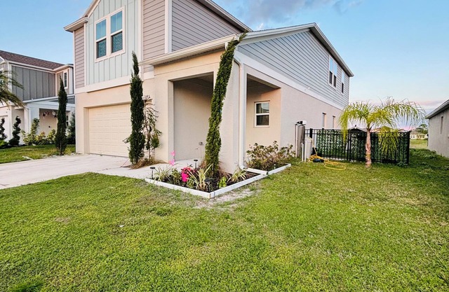 Spacious 5-bedroom house in lovely Winter Haven with a stunning lake view.