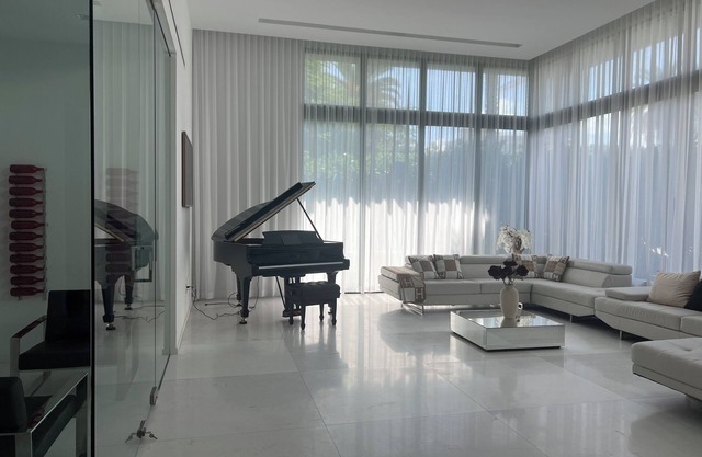 Spacious 5-bedroom villa in delightful Miami with WiFi in the heart of Brickell