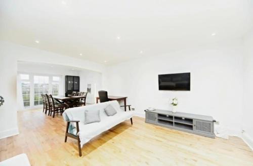 Spacious 5 Bedrooms Family Detached House in Purley 23 min to Central London