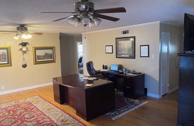 Spacious 6-bedroom house in charming Flint with WiFi, AC