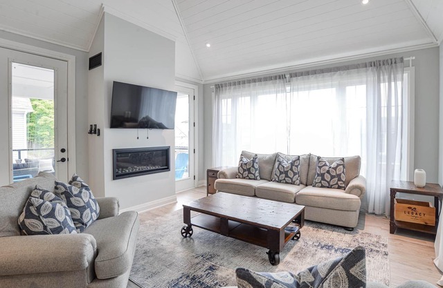 SPACIOUS 5 BR LAKE ROSSEAU COTTAGE W/GREAT VIEWS, NEW POOL AND BEACH ACCESS!