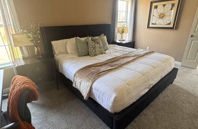 Spacious 6-bedroom with 11 Large beds and Jetted Tub