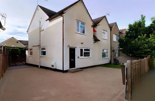 Spacious 5 Double Bedrooms Family Home With new Luxury Beds