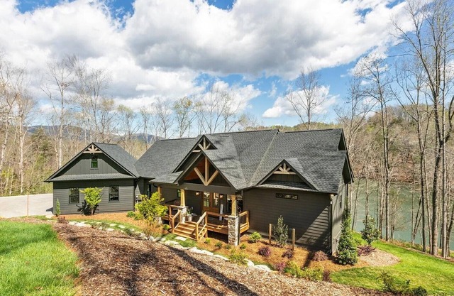 Spacious 5BDR, lakefront, firepit, hot tub, yard: Tryon Intl Equestrian Center