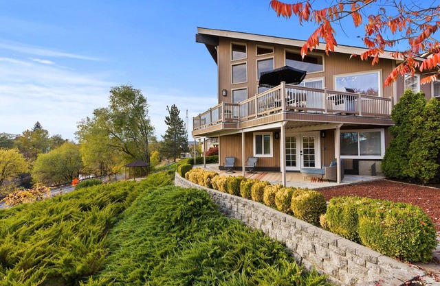 Spacious 5bedroom house with beautiful views of Spokane River & centennial trail