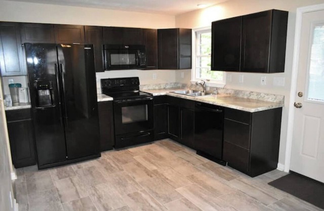 Spacious 5BR/ 3 Bath, fenced, garage, 7 TV's, Parking, close to xway & shopping