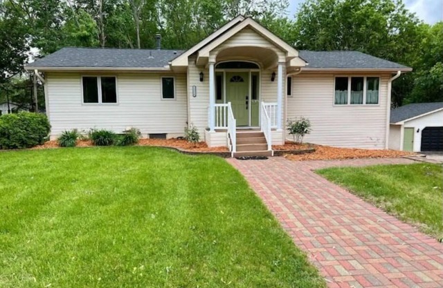 Spacious 5BR Family Retreat with Hot Tub, sleeps 14!