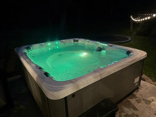 Spacious 5BR Getaway, Hot Tub, Cozy Vibes