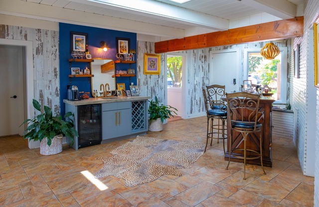 Paradis en ville avec piscine chauffée, jardin, patios et hectares d'intimité.