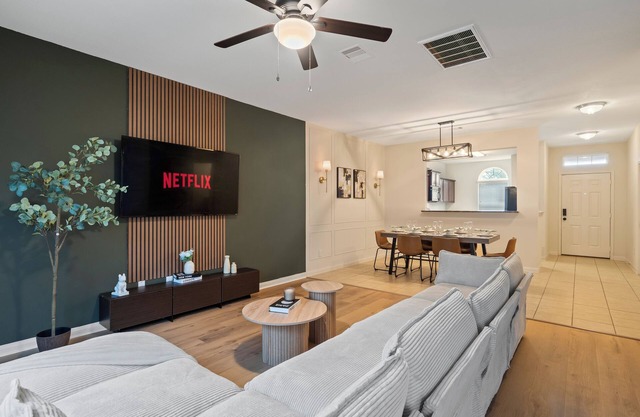 Spacious 5BR Home 3.5 Miles to IAH airport Full Kitchen TV & Desk in Every Room