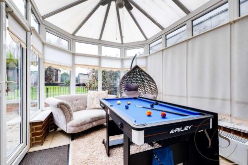 Spacious 5BR Home Near M6 with Free Parking