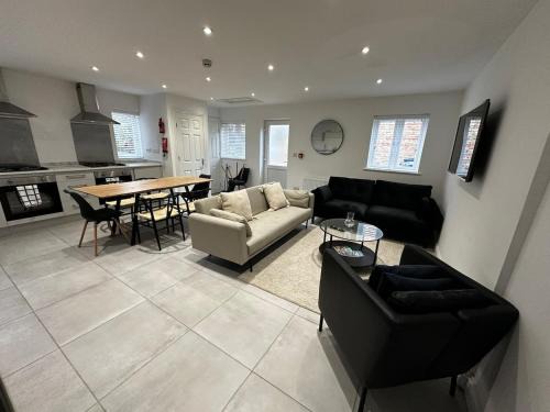 Spacious 6-Bed Home With 4 Parking Spaces