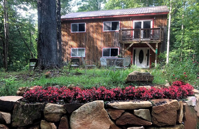 Spacious 6-bedroom lodge in peaceful Moravian Falls with WiFi, AC