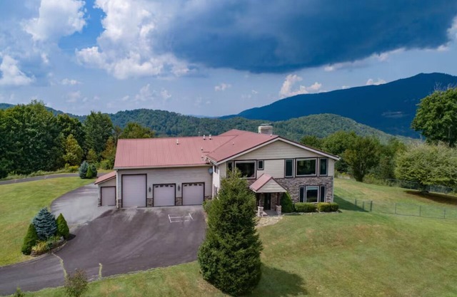 Spacious 6-bedroom house Sugar MTN Mansion 1mi to slope Hot Tub GrandfatherViews