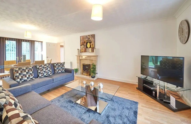 Spacious 6 bedroom 5 bathroom home with parking