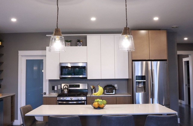 Spacious 6-bedroom bungalow with WiFi, AC in welcoming Bedford