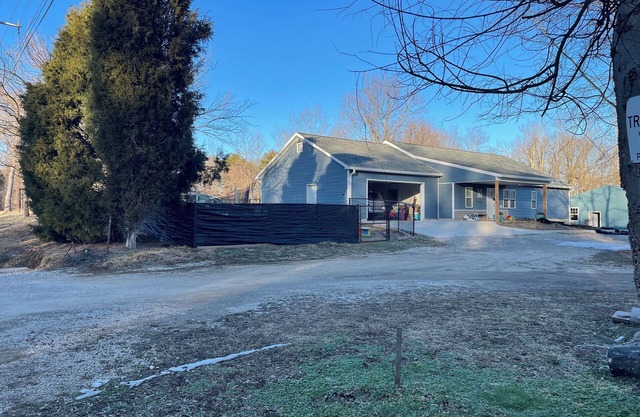 Spacious 6-bedroom house in awesome Boonville with WiFi, 8acres, outdoor gym eq.