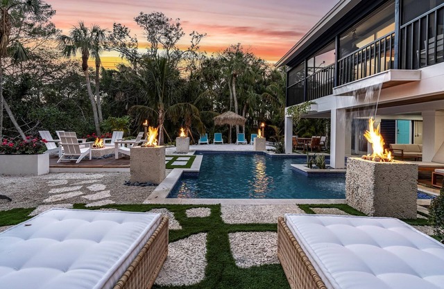 Spacious 6-bedroom house next door to IMG and 5 miles from Beach! Heated pool