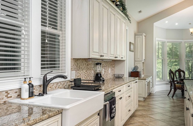 Spacious 6-bedroom house with WiFi, AC in charming Mint Hill