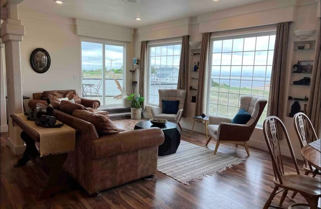 Spacious 6-bedroom house with hot tub and heated indoor pool lovely Ogallala