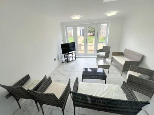 Spacious 6-bedroom house in South London (Zone 4)