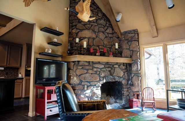 Spacious 6-bedroom house on 25 acres in the Ozarks w/ hot tub and private trail!