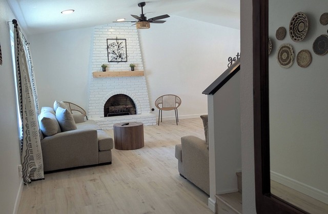 Spacious 6-bedroom house in marvelous Clovis with WiFi, AC
