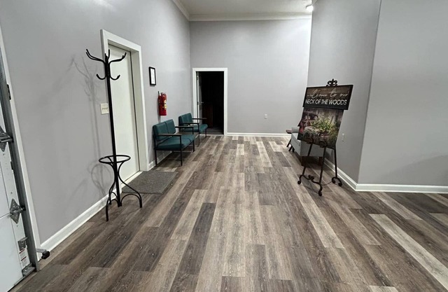 Spacious 6-bedroom lodge in beautiful Hollwood with WiFi, AC