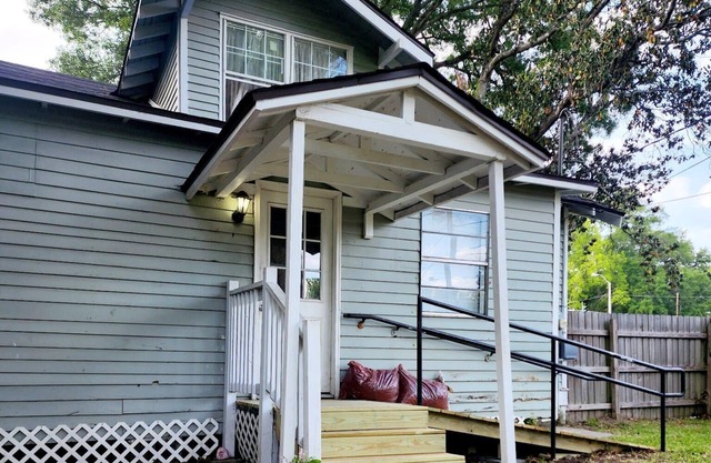 Spacious 6-Bedroom Retreat in Central Lafayette – Perfect for Groups & Families