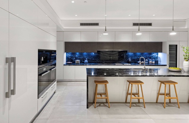 Spacious 6-bedroom villa in delightful Los Angeles with AC, WiFi, fitness room