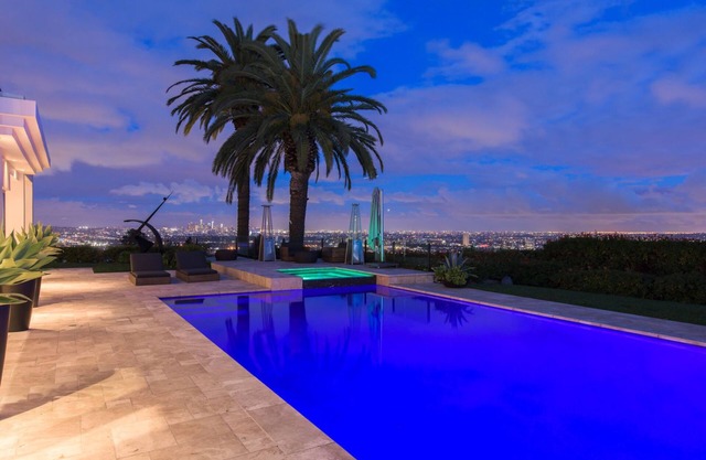 Spacious 6-bedroom estate in fantastic Los Angeles with WiFi, AC, fitness room